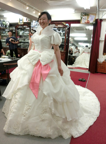 ウェディングドレスショップアトリエアンのブログ ドレスはミモザのアレンジ ディズニー アンバサダーホテルで結婚式です